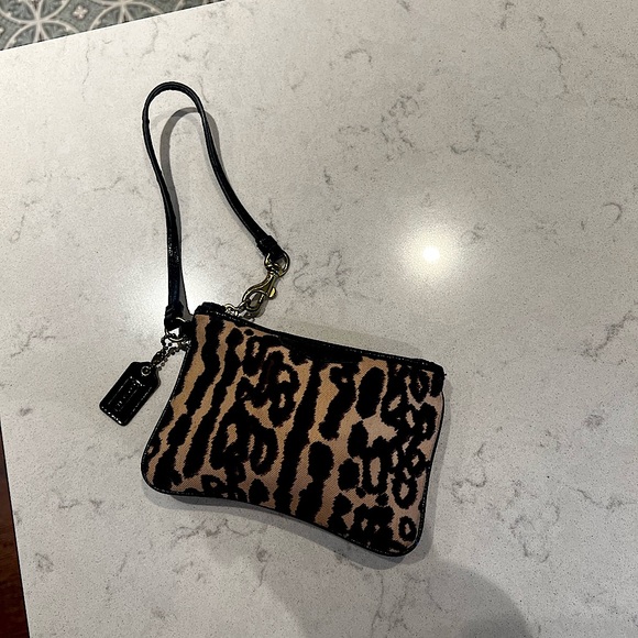 Authentic Coach Corner Zip Wristlet | *Never Been Used* | - Picture 3 of 4